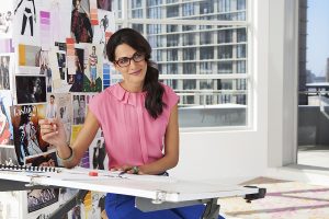 Lenses for glasses - Woman working indoors at her desk with glasses on